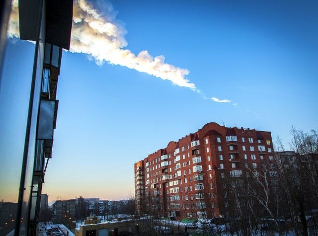 Туманный след. Полет метеорита многим жителям Урала удалось записать на видео. Фото AFP