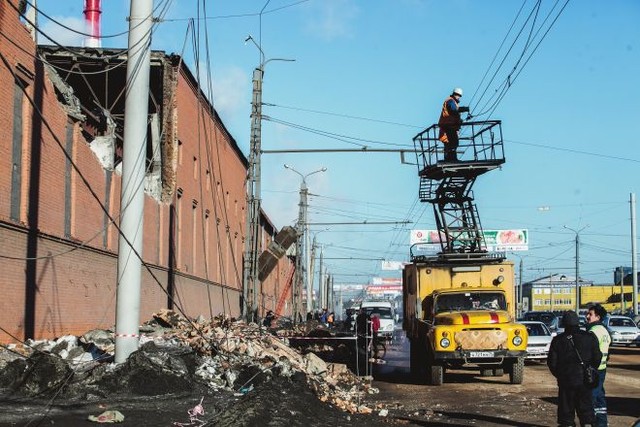 Разрушения. Ударной волной сбило столбы и снесло стену завода. Фото ИТАР-ТАСС