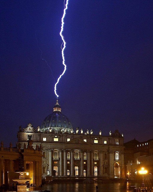 Есть о чем задуматься Бенедикту XVI. После сообщения об отречении папы в купол собора святого Петра в Риме ударила молния. В средние века это сочли бы дурным знаком