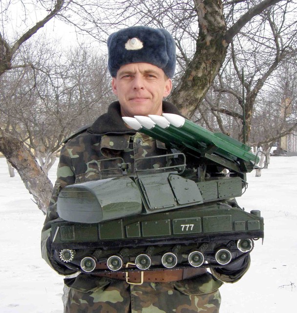 Дмитрий Клименко дарит свое мини-оружие воинским частям. Фото из архива Дмитрия Клименко