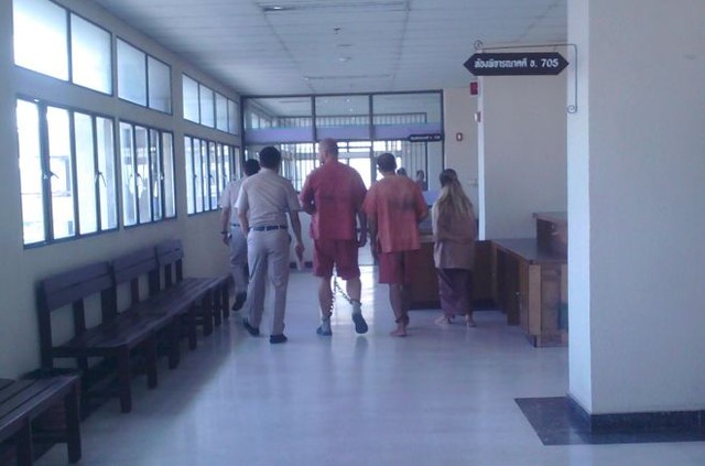 На цепи. Андрей (в центре) с напарником в тюремном коридоре