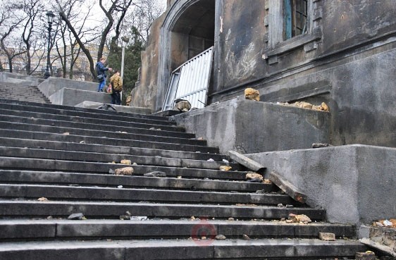 После съёмок "Солнечного удара" Потёмкинская лестница завалена мусором. Фото: timer.od.ua
