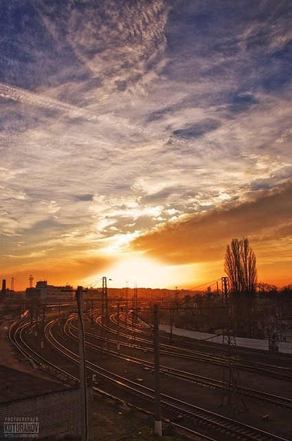 В лучах вечернего солнца. Вид на железную дорогу со старого моста. Фото: Д. Котуранов