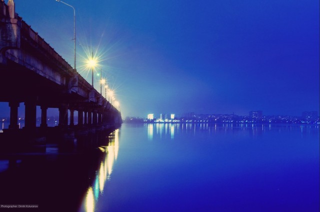 Дорога через реку. Мост и фонари — на водной глади Днепра. Фото: Д. Котуранов