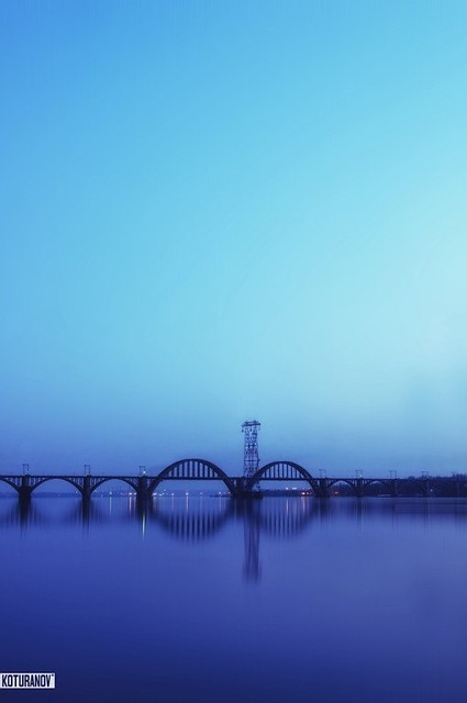 Мост на закате. Ловит свое отражение в реке. Фото: Д. Котуранов