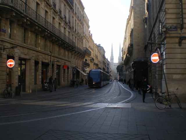 Трамвай в Бордо – с 2003 года. Кафедральный собор Сен-Андре – с 11-го века