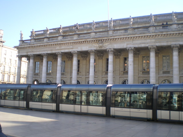 Гранд театр Бордо заслоняет 7-вагонный гранд-трамвай