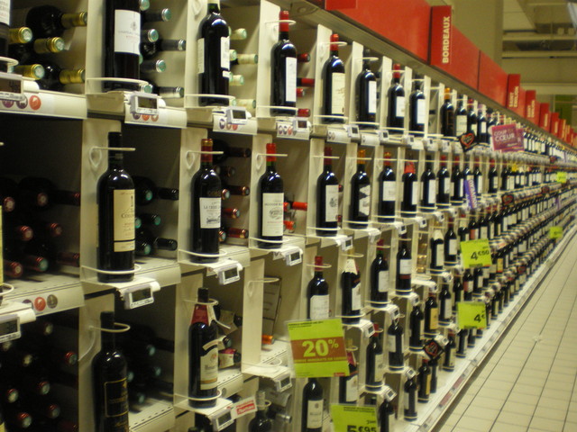 Местные жители вино советуют покупать в супермаркете – там то же, что и магазинчиках в центре города, но дешевле. Говорят, от 3 евро за бутылку  – уже хорошее