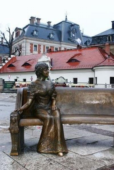 Памятник принцессе "Дейзи" (Хохберг фон Плесс) – одной из владелиц замка в Пшчыне