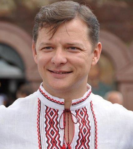 Вышиванка Олега Ляшко – нарядная, "богатая". К тому же, сорочка его очень стройнит.