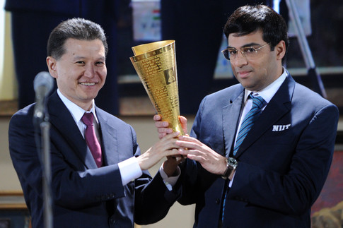 Чемпионский кубок у Виши. Фото AFP