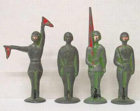 1950—1960: вектор упрощения. По этим солдатикам видно, что упрощается окраска игрушек, деталей не так много, как в прошлые десятилетия