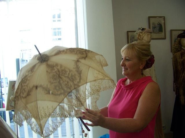 Марина Иванова. Хозяйка коллекции с английским зонтиком 1870 г.. Фото: polit.ua