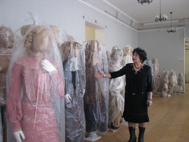 Глава худмузея в восхищении показывает экспонаты выставки. Фото: polit.ua
