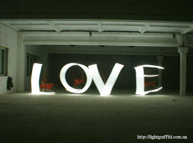 О любви. О чувствах писали широкими люминисцентными лампами. Фото: В. Гриневицкий