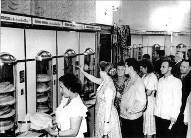 1957 год. В магазине в те годы были автоматы самообслуживания, где за жетон ценой в 2,75 руб. выдавалась 