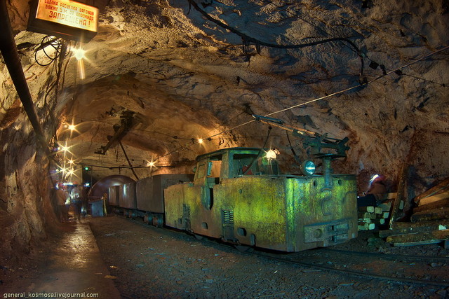 Электровоз. Непритязательный с виду, перевозит тысячи тонн руды. Фото: general-kosmosa.livejournal.com
