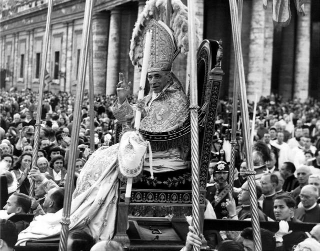 Святой Пий X<br />
Мирское имя — Джузеппе Мелькиоре Сарто, итальянец. Сын почтальона и портнихи.  Первый папа, увидевший кинофильм. Возглавлял Римскую церковь с 4 августа 1903 года до 20 августа 1914 года, последний из пап, канонизированных римо-католиками
