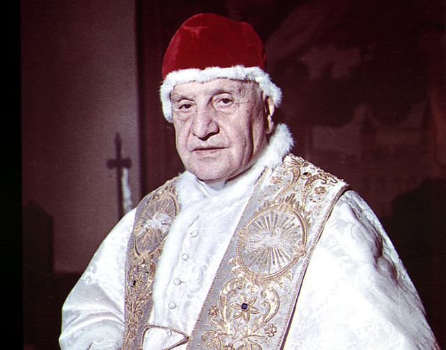 Блаженный Иоанн XXIII<br />
Мирское имя — Анжело Джузеппе Ронкалли, итальянец из крестьянской семьи. В Первую мировую служил санитаром.  Экуменист и космополит. Избран папой 28 октября 1958 года. Выступал за мирные отношения со странами соцлагеря. Признал революцию на Кубе. Занимал свой пост до смерти – 3 июня 1963 года.  Сторонники называли его 