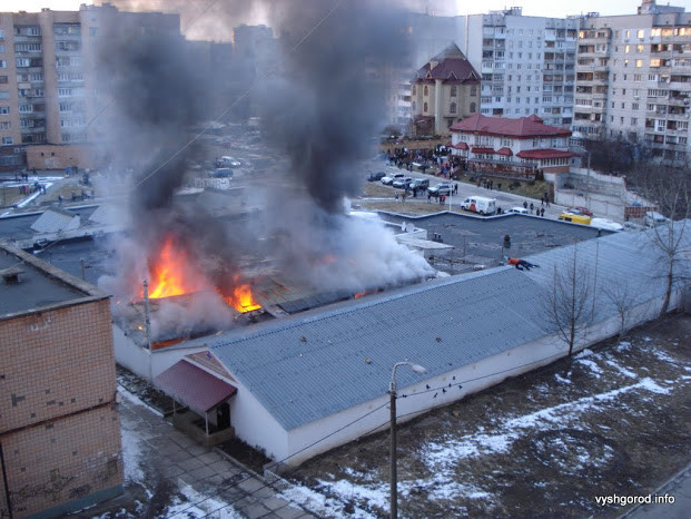Под Киевом после неизвестных "хлопков" загорелся супермаркет, фото vyshgorod.info