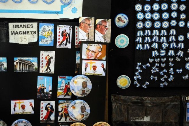 Сувениры с изображением Папы пользуются большим спросом. Фото AFP