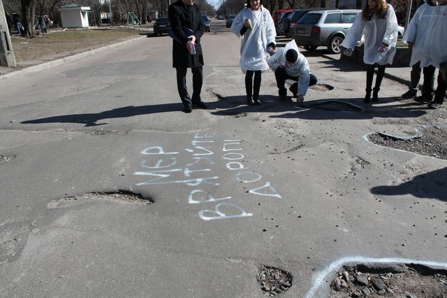 В Черкассах ямы на дорогах теперь будут светиться, фото progolovne.ck.ua