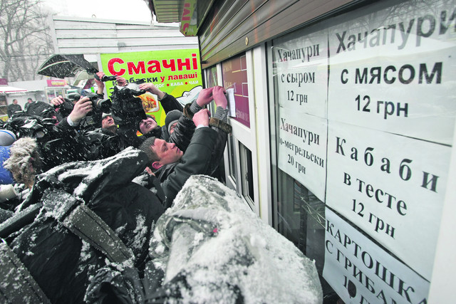 Предпринимателям раздают предупреждения о сносе их киосков | Фото: Александр Яремчук
