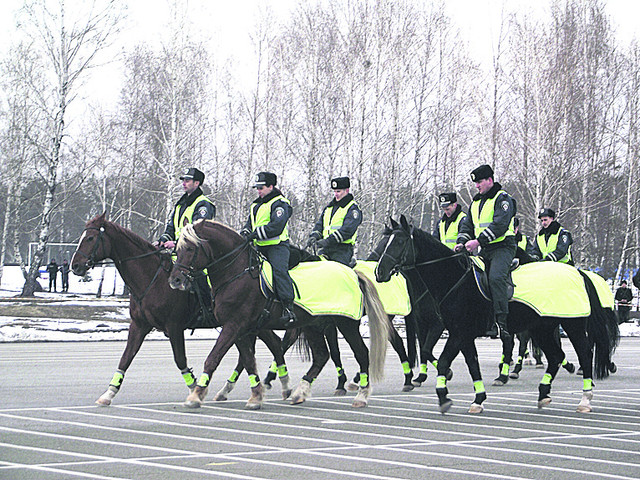 "Кавалерия, вперед!". В конной милиции служат и девушки. Фото А.Ильченко