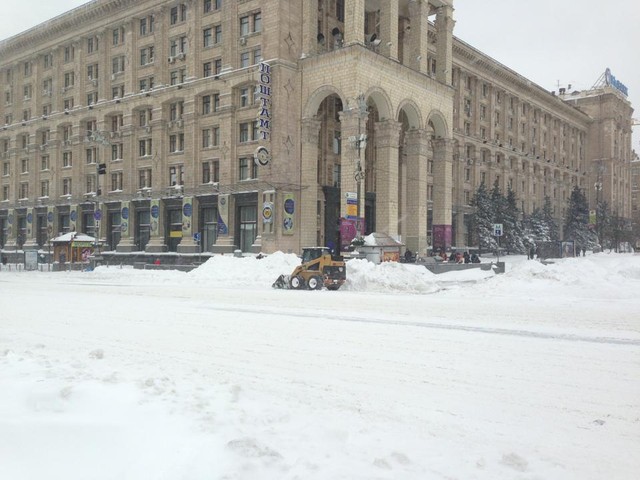 Вот такая снегоуборочная машина работала на Крещатике днем. Фото: Facebook