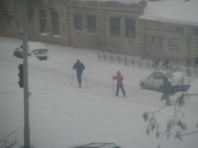 Киевляне передвигаются на лыжах. Фото Игоря Серова, "Сегодня"