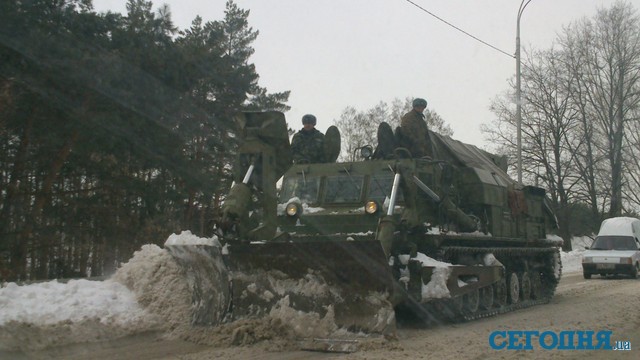 Подъем на Вышгород чистят армейской техникой