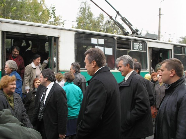Янукович якобы проехался в троллейбусе