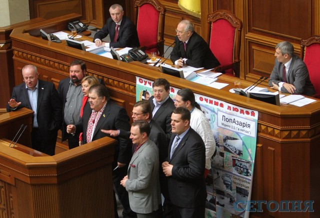 Депутаты вывесили у трибуны плакат, требуя назначить выборы в Киеве | Фото: Григорий Салай
