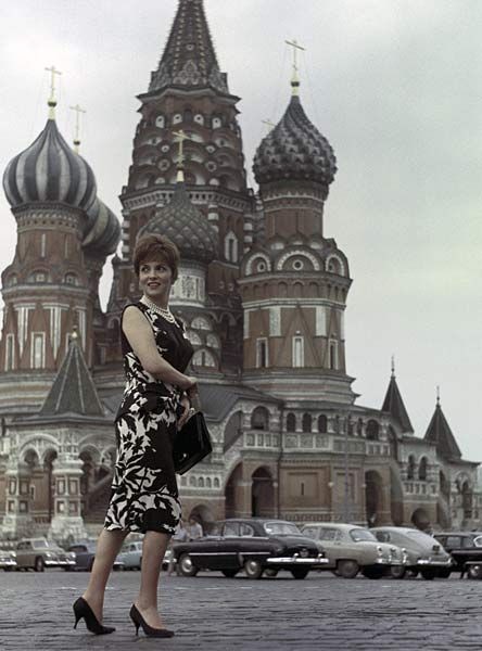 Итальянский секс-символ Джина Лоллобриджида приезжала в Москву  на кинофестиваль в 1961 году — успела познакомиться с Хрущевым и даже, по слухам, завести интрижку с Юрием Гагариным.