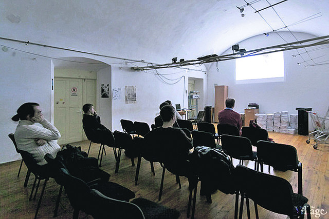 Бесплатное кино показывают в Киево-Могилянской академии. Фото the-village.ru<br />

