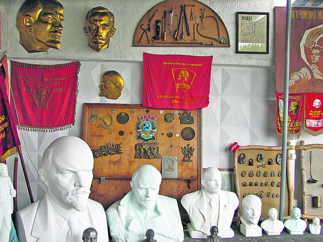 В Музее вторсырья можно увидеть коллекцию бутылок и бюсты Ленина