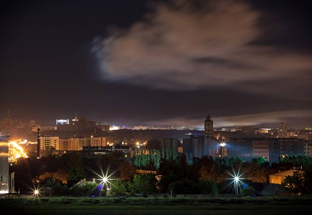 Взгляд с окраины. Университет и площадь на горке кажутся далекими. Фото: Р.Медведев