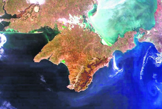 Крым. Из космоса четко видны Крымские горы и озеро Донузлав.