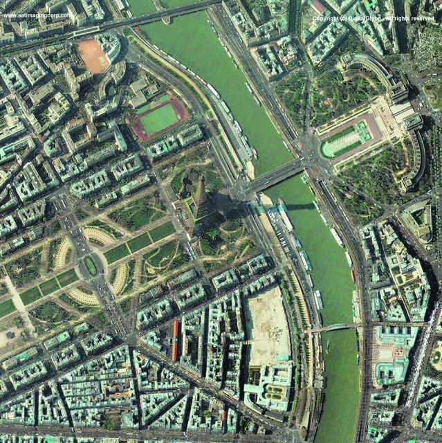 Так выглядят Елисейские поля (длина 1915 м, ширина 71 м) и Эйфелева башня в Париже, высота которой — 324 метра. Этот снимок сделан с большим приближением — конечно же, символ Франции из космоса невозможно разглядеть.