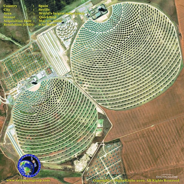 Так выглядит крупнейшая в мире станция по сбору солнечной энергии, находящаяся в Севилье (Испания). Станция Planta Solar 10 включает в себя 624 больших движущихся зеркала и способна снабдить энергией более шести тысяч жилых домов. Максимальная мощность — до 11 МВт. Станция была запущена в 2007 году и снята спутником QuickBird 0,6.