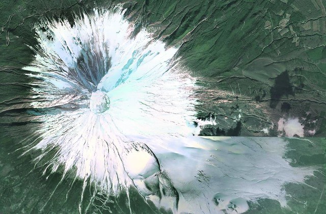 Японский вулкан Фудзияма на острове Хонсю поражает своей красотой. Его снежную вершину, высота которой составляет 3776 метров, можно рассмотреть с борта МКС, но столь шикарный вид действующий древний вулкан приобретает только при приближении. 
