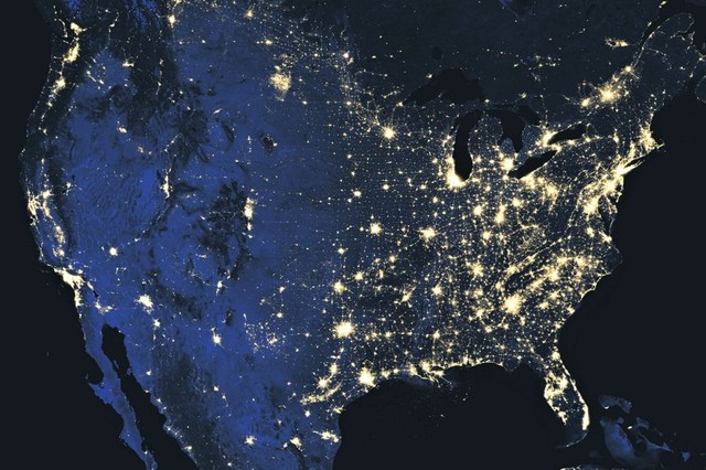 США ночью. Видно, что восточное побережье Штатов наиболее освещено в ночное время суток, что и не удивительно, ведь здесь проживает почти треть населения Америки — 111,5 млн человек. По ярко горящим звездам на фото можно легко найти Вашингтон, Нью-Йорк, Бостон, Орландо, Майями.