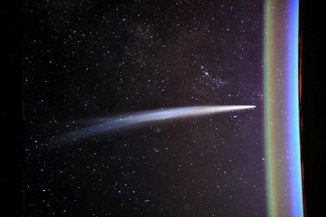 Комета C/2011 W3, сфотографированная командиром МКС Деном Бербанком, одним из первых, кто увидел её в день запуска