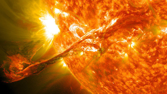 2 место. Извержение на Солнце. 31 августа 2012 года длинная нить солнечного вещества, которое содержалось в атмосфере Солнца, 
