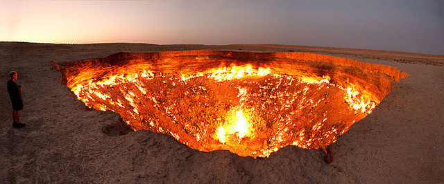 8 место. Горящее газовое месторождение в Дервезе, Туркменистан. Оно на самом деле больше, чем кажется. Три 17 мм кадра скреплены вместе.