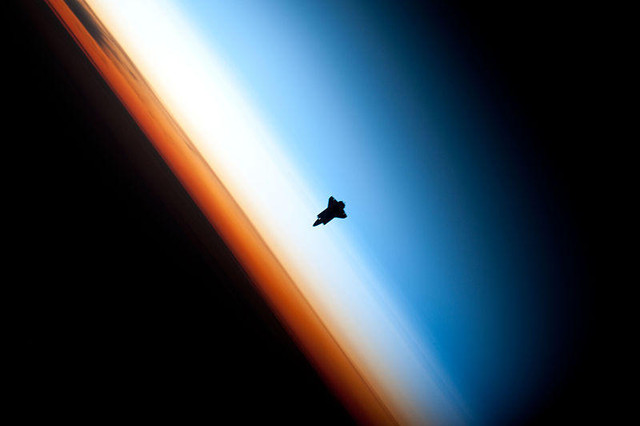 11 место. Силуэт космического шаттла Endeavour. Вид был сфотографирован членом экипажа 22-й экспедиции на Международную космическую станцию. Оранжевый слой тропосферы, где создается вся погода и облака, которые мы обычно видим. Этот оранжевый слой сменяется беловатой стратосферой, а затем мезосферой. В некоторых кадрах черный цвет является частью оконной рамы, а не чернотой космоса.