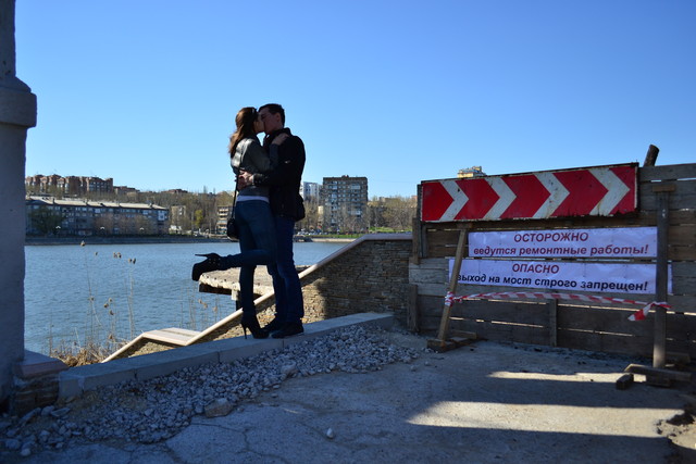 Мост "для поцелуев" закрыт, но влюбленные тренируются. Фото: А. Глушков