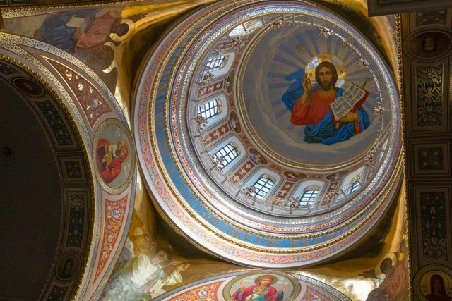 По православным канонам в центре купола написали лик Иисуса Христа, а на 