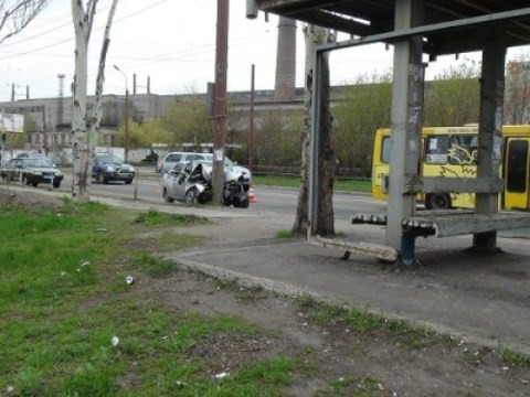 Столб сплющил переднюю часть машины, зажав в салоне одного из пассажиров. Фото: Н.Рябченко, ilich.in.ua