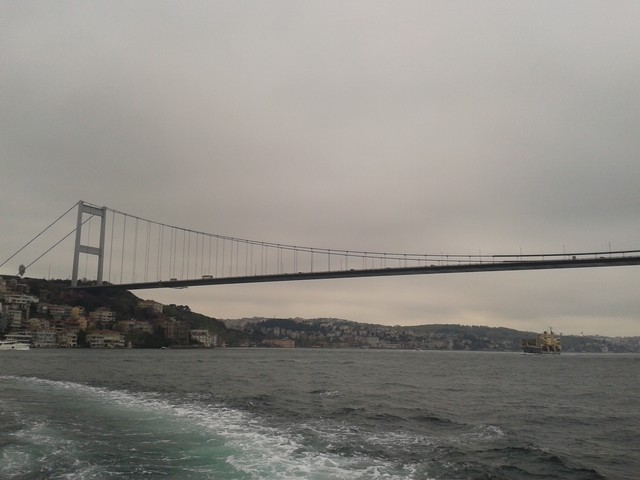 мост через Босфор, который соединяет Европу и Азию